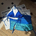 Vue détaillée du bikini trois pièces au crochet dégradé bleu avec texture tricotée - S / Bleu