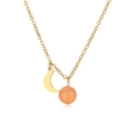 Gros plan d'un collier pendentif lune dorée avec une perle de pierre pêche sur blanc - Or Calcédoine Jaune