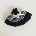 Mini Puppenkleid in Schwarz mit weißer Spitze und Schleifen für 17cm Plüschpuppen - Geeignet für 17cm Anhängerpuppen / Schwarzes Rosen-Trägerkleid / Schwarz