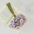 Bouquet élégant de pivoines artificielles mauves sur un livre de style vintage - Violet Clair
