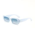 Occhiali da sole retrò quadrati con montatura azzurra e lenti blu sfumate - Blu Gelatina