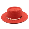 Cappello di paglia rosso a corona piatta con nastro nero e perle bianche per l'estate - Rosso