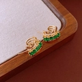 Gros plan sur des boucles d'oreilles vintage dorées avec pierres vert émeraude - Style Losange Émeraude (N° 1 Tige en Argent - Doré & Vert - Plaquage Or Véritable)