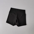 Detailansicht der schwarzen High-Waist-Yogashorts mit breitem Bund und verstärkten Nähten - S / Schwarz