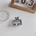 Elegante pinza de pelo cuadrada con un moderno diseño de estampado de vaca negra - Patrón de Vaca