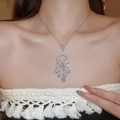 Dettaglio della collana a farfalla in argento con nappe in zircone su modella - Collana-Bianco