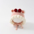 Dettaglio del cappello in maglia rosa per neonata con fiocco rosso e paraorecchie - 50cm(1-2 Anni) / Rosa