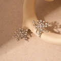 Vista macro de pendientes de flores de plata con circonitas y perlas en soporte de piedra - Pendientes De Botón De Flor Plateada Circonita Perla (Pin De Plata)
