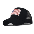 Detalle del bordado de la bandera USA en una gorra trucker negra con malla trasera - Ajustable / Bandera Negro