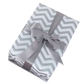 Carta regalo a zig-zag grigio e bianco con un elegante fiocco di nastro di raso grigio - 43X300CM / Argento