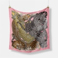 Pañuelo cuadrado de seda rosa con estampado artístico de leopardos y texto de París - 53cm / Rosa
