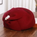 Dettaglio di un cappello pillbox in lana bordeaux con velina, fiocco e perle bianche - M (56-58cm) / Borgogna