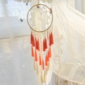 Attrape-rêves artisanal avec pompons crème et rose corail pour décoration d'intérieur - Produit Fini Sans Lumière / Rose