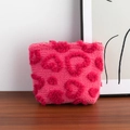 Detalle del neceser rosa de felpa con textura de corazones 3D y material suave - Rosa Roja / 17.5*5*13cm