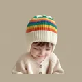 Berretto in maglia a righe arcobaleno per bambini con protezione per le orecchie - 2 mesi-2 anni / Cappello Arcobaleno Beige