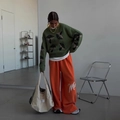 Pull en maille vert à motif champignon avec pantalon orange et grand sac cabas en toile - S / Vert
