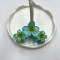 Pinza per capelli a forma di fiore con sfumatura blu e tre fiori in resina - Frangipane / 10cm / Blu brillante