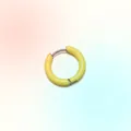 Boucle d'oreille poisson en verre jaune vif avec finition polie et attache en argent - Créoles Jaunes