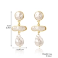 Vintage gouden hangende oorbellen met drie barokke parels van 6 cm in lengte - E2308-19 Rond en Waterdruppel