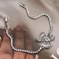 Elegantes silbernes Schmetterlingsarmband mit weißen Zirkonia-Steinen in Kurvenform - Silber
