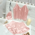 Ensemble pyjama rose en satin avec caraco, short à volants et pochette de rangement assortie - Rose Lotus Ensemble 3 Pièces (Avec Sac de Rangement)