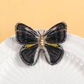Exquise broche papillon brodée noire et jaune avec un corps aux tons dorés - Papillon (KC0069) / Noir