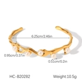 Vista detallada del brazalete ondulado chapado en oro de 18k con medidas e incrustación - Brazalete Abierto Ondulado con Cinco Perlas (HC-B20282)