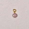 Vue détaillée d'un pendentif perle d'eau douce violette avec fermoir en or poli - Env. 13mm Perle Bouton Violette + Boucle Universelle Dorée
