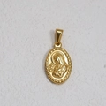 Dettaglio di un ciondolo ovale dorato con un rilievo di figura religiosa in stile vintage - K02-Ritratto Ovale / Oro