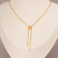 Collar de acero de titanio dorado con mariposa y borlas largas en soporte blanco - Estilo de Borla de Mariposa Dorada