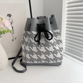 Borsa a secchiello in maglia con motivo pied de poule grigio e bianco e coulisse - Pied-de-poule Grigio e Bianco