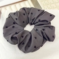 Chouchou en laine gris foncé avec motifs de cœurs noirs et texture plissée douce - Imprimé cœur / Noir