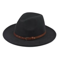 Détail d'un chapeau en laine noir avec ceinture en cuir marron et boucle dorée - Gris foncé