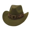 Dettaglio di un cappello da cowboy in feltro oliva con ricamo dorato e fibbia vintage - Verde Militare