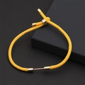 Détail du bracelet tressé jaune vif réglable avec boucle coulissante en métal doré - Jaune