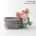 Maceta de resina de ratón de dibujos animados con monedas de oro y saco gris - Conejo cargando Bolsa