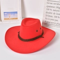 Dettaglio di cappello da cowboy rosso con corda intrecciata marrone e occhielli metallici - Rosso