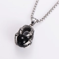 Dettaglio di un ciondolo a forma di artiglio di drago argento con perla nera e catena box - Colore Acciaio Perla Nera (Con Catena)