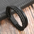 Dettaglio del bracciale multistrato in pelle con perline nere opache e chiusura magnetica - 21cm / Nero + Ossidiana