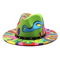 Détail du chapeau fedora graffiti avec ruban en cuir clouté et motifs colorés vifs - Style de Vortex Coloré Abstrait (01)