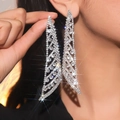 Boucles d'oreilles longues en argent avec strass brillants sur un mannequin de mode - Grande Boucle d'Oreille Creuse Argentée