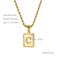 Detalle de colgante cuadrado de nácar chapado en oro de 18k con letra C y dimensiones - Letra C