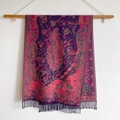 Chal pashmina étnico púrpura con estampados de cachemira rosa y detalles de flecos - Morado