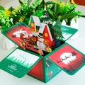Dettaglio biglietto di Natale 3D con Babbo Natale, renne e alberi festivi tagliati a laser - Natale Verde