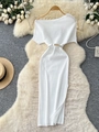 Detail van witte geribbelde gebreide jurk met asymmetrische halslijn en elegante ceintuur - Eén maat / Wit