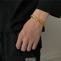 Pulsera cubana de oro de 18K pulido y anillo minimalista de plata en un modelo masculino - Dorado