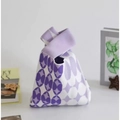 Borsa in maglia con motivi geometrici viola e bianchi e manico annodato - Stella Viola