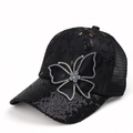 Dettaglio cappellino nero con pizzo, paillettes e ornamento a fiocco di strass lucido - Regolabile / Nero