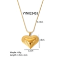 Dettaglio del ciondolo a cuore dorato con bordi puntinati su catena a serpente - Stile Cuore Vintage Perlato (YYN023455)