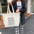 Minimalistische gebroken witte canvas draagtas met zwarte Brick Lane Bookshop typografie - Beige